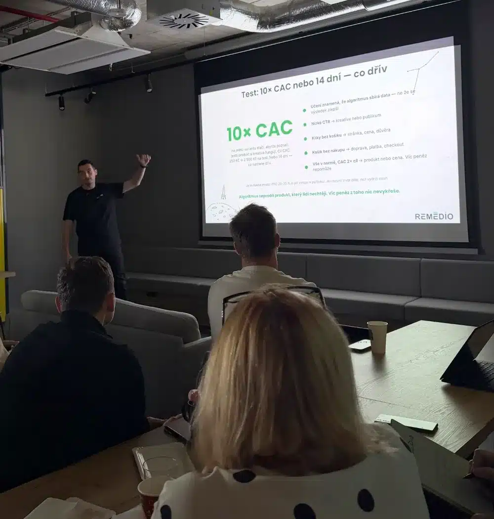 David Smák přednáší o PPC strategii na Business snídani Remédia